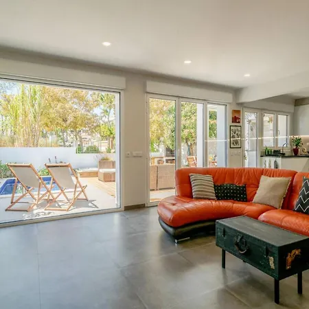 Spacious House And Ideal Location Villa *